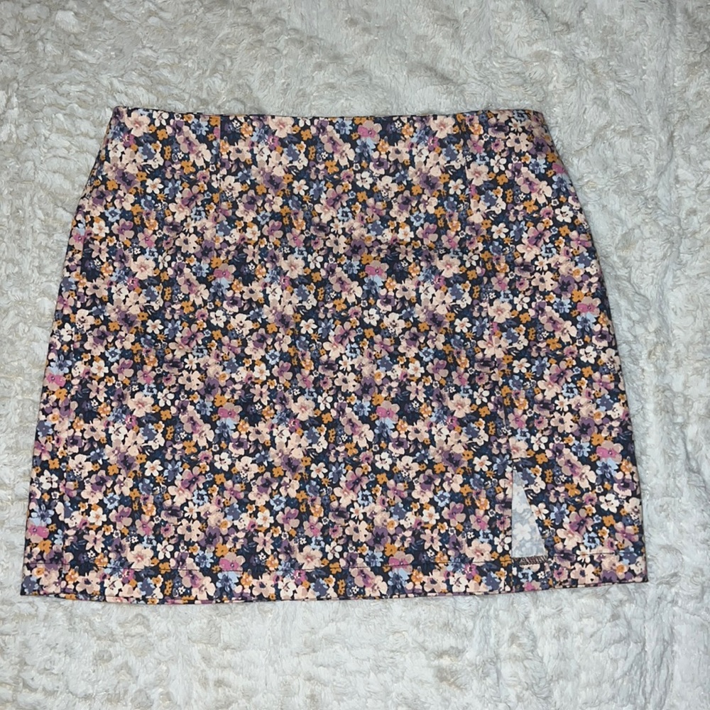 Floral mini skirt with a slit